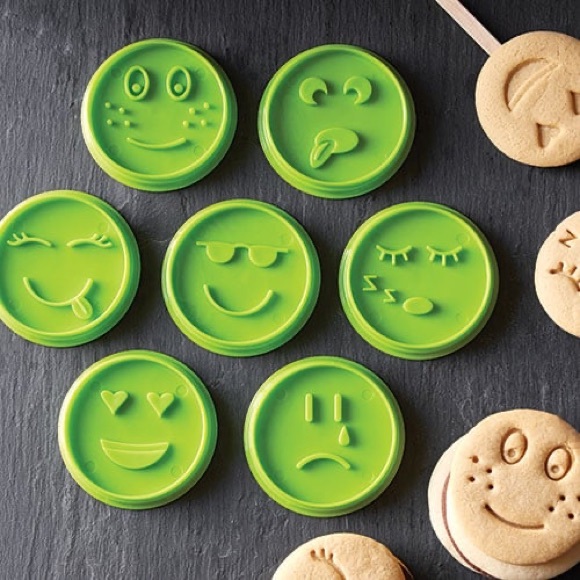 Pampered Chef Emoji Cookie cutters - Picture 1 of 4